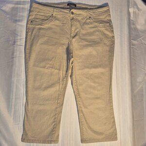 D. Jeans Ladies cropped Cotton capri pants, Tan in size 16  (36" waist)